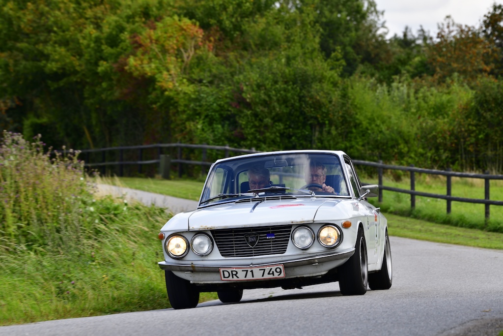 Et fint samarbejde mellem kører og codriver skabte grundlaget for Kenneth Kruse Simonsen og Otto Kristensens sejr i Oresund Rally med deres Lancia Fulvia.
(Foto: Michael Eisenberg)
